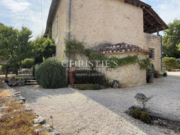 Un domaine de charme avec 2 gîtes et piscine sur 5HA!