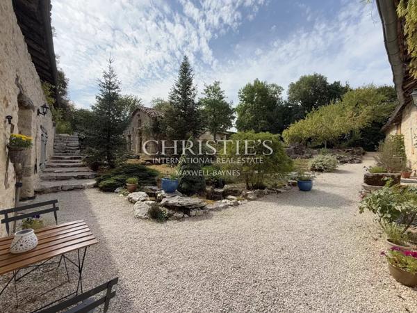 Un domaine de charme avec 2 gîtes et piscine sur 5HA!