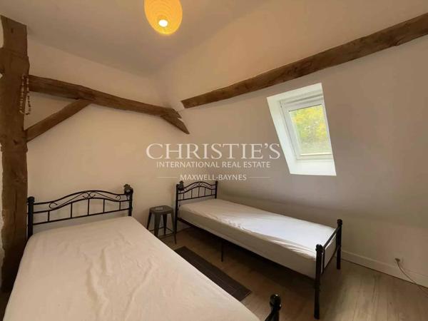 Un domaine de charme avec 2 gîtes et piscine sur 5HA!