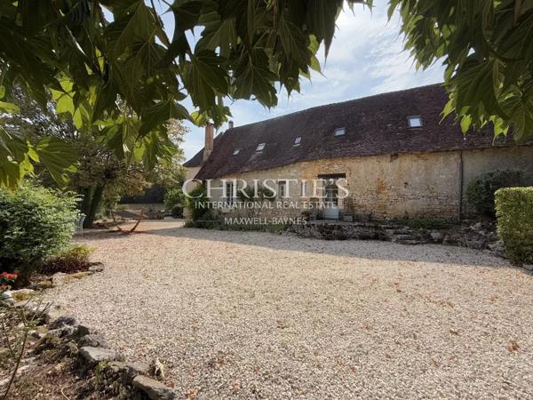 Un domaine de charme avec 2 gîtes et piscine sur 5HA!