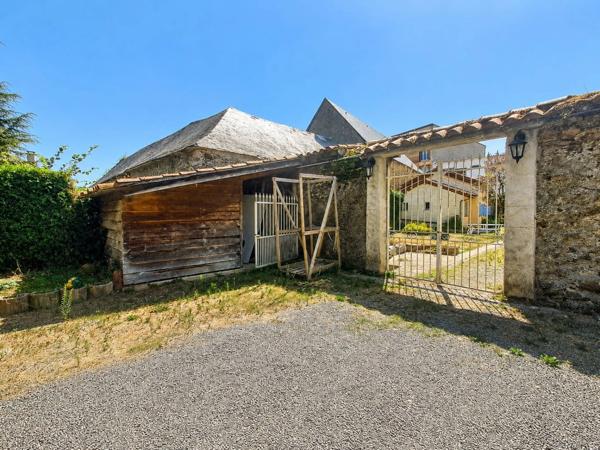 Demeure historique d'exception classée au patrimoine située aux portes des Pyrénées