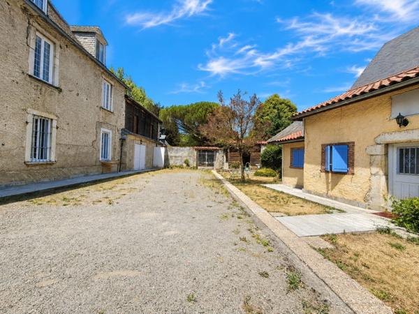 Demeure historique d'exception classée au patrimoine située aux portes des Pyrénées