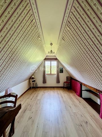 Au sein du charmant village de Talus-Saint-Prix, une commune calme et paisible en plein coeur du sud-ouest marnais. A seulement 2h de Paris, 13 minutes de Sézanne et 20 minutes de Montmirail. Vous trouverez dans la commune de Baye une boulangerie, pour toutes les autres commodités elles sont situées dans la petite ville de Sézanne où vous trouverez des supermarchés, des professionnels de santé, des écoles allant de la maternelle au lycée et autres commerces de proximité.

Cette grande maison de caractère vous offre un confort de plain-pied au rez-de-chaussée composé d'une entrée spacieuse desservant 3 chambres, une salle d'eau, un WC, un salon spacieux et lumineux avec sa cheminée sculptée à la main vous offrant un confort et un style rare sur le secteur. 

L'étage est composé d'un grand palier pouvant servir de salle de jeux ou bien créer une chambre en plus. Il dessert 2 chambres et une salle d'eau avec WC.

De plus, cette maison est composée d'un sous-sol total avec une buanderie dont une cabine de douche, d'un terrain fleuri et arboré de 3431m2 environ, d'une dépendance pouvant servir d'atelier, d'un abri de jardin et d'une grande terrasse sans vis-à-vis avec une vue sur la vallée de la Brie champenoise.

Cette maison est idéale pour une résidence principale ou bien une résidence secondaire pour profiter du calme et de la tranquillité.

N'hésitez pas à me contacter pour avoir plus d'informations ou effectuer une visite.