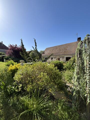 Au sein du charmant village de Talus-Saint-Prix, une commune calme et paisible en plein coeur du sud-ouest marnais. A seulement 2h de Paris, 13 minutes de Sézanne et 20 minutes de Montmirail. Vous trouverez dans la commune de Baye une boulangerie, pour toutes les autres commodités elles sont situées dans la petite ville de Sézanne où vous trouverez des supermarchés, des professionnels de santé, des écoles allant de la maternelle au lycée et autres commerces de proximité.

Cette grande maison de caractère vous offre un confort de plain-pied au rez-de-chaussée composé d'une entrée spacieuse desservant 3 chambres, une salle d'eau, un WC, un salon spacieux et lumineux avec sa cheminée sculptée à la main vous offrant un confort et un style rare sur le secteur. 

L'étage est composé d'un grand palier pouvant servir de salle de jeux ou bien créer une chambre en plus. Il dessert 2 chambres et une salle d'eau avec WC.

De plus, cette maison est composée d'un sous-sol total avec une buanderie dont une cabine de douche, d'un terrain fleuri et arboré de 3431m2 environ, d'une dépendance pouvant servir d'atelier, d'un abri de jardin et d'une grande terrasse sans vis-à-vis avec une vue sur la vallée de la Brie champenoise.

Cette maison est idéale pour une résidence principale ou bien une résidence secondaire pour profiter du calme et de la tranquillité.

N'hésitez pas à me contacter pour avoir plus d'informations ou effectuer une visite.