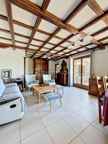 Au sein du charmant village de Talus-Saint-Prix, une commune calme et paisible en plein coeur du sud-ouest marnais. A seulement 2h de Paris, 13 minutes de Sézanne et 20 minutes de Montmirail. Vous trouverez dans la commune de Baye une boulangerie, pour toutes les autres commodités elles sont situées dans la petite ville de Sézanne où vous trouverez des supermarchés, des professionnels de santé, des écoles allant de la maternelle au lycée et autres commerces de proximité.

Cette grande maison de caractère vous offre un confort de plain-pied au rez-de-chaussée composé d'une entrée spacieuse desservant 3 chambres, une salle d'eau, un WC, un salon spacieux et lumineux avec sa cheminée sculptée à la main vous offrant un confort et un style rare sur le secteur. 

L'étage est composé d'un grand palier pouvant servir de salle de jeux ou bien créer une chambre en plus. Il dessert 2 chambres et une salle d'eau avec WC.

De plus, cette maison est composée d'un sous-sol total avec une buanderie dont une cabine de douche, d'un terrain fleuri et arboré de 3431m2 environ, d'une dépendance pouvant servir d'atelier, d'un abri de jardin et d'une grande terrasse sans vis-à-vis avec une vue sur la vallée de la Brie champenoise.

Cette maison est idéale pour une résidence principale ou bien une résidence secondaire pour profiter du calme et de la tranquillité.

N'hésitez pas à me contacter pour avoir plus d'informations ou effectuer une visite.