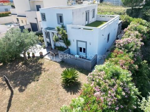 Dans un environnement calme et recherché d’Agde, proche de toutes commodités et commerces, découvrez cette magnifique villa de 148 m² habitables implantée sur une parcelle de 800 m², offrant de beaux volumes et un cadre de vie privilégié.

Dès l’entrée, vous serez séduits par la luminosité et les espaces généreux de la pièce de vie. Le vaste salon-séjour constitue le cœur de la maison et s’ouvre harmonieusement sur les espaces extérieurs. L’espace cuisine complète cet ensemble convivial, idéal pour recevoir famille et amis.

Le rez-de-chaussée accueille une belle suite parentale disposant de son dressing, de sa salle d’eau privative et de sa terrasse personnelle. Un bureau, une buanderie ainsi qu’un WC indépendant viennent compléter ce niveau.

Véritable atout de la propriété, la piscine intérieure chauffée est accessible directement depuis le séjour ou depuis la terrasse couverte grâce à de larges baies vitrées. Cet espace de détente permet de profiter des plaisirs de la baignade toute l’année, dans un confort absolu.

À l’étage, vous découvrirez trois belles chambres, dont une bénéficiant de sa propre terrasse, ainsi qu’une salle d’eau et un WC indépendant.

Côté extérieur, le terrain de 800 m² offre un environnement agréable et facile à vivre. La propriété dispose également de deux garages de 28 m², dont un équipé d’une mezzanine offrant un espace de stockage supplémentaire.

Les menuiseries en double vitrage, la climatisation et le portail électrique viennent compléter les prestations de cette villa pensée pour le confort du quotidien.

Cette maison réunit tous les critères recherchés : volumes, fonctionnalité, espaces extérieurs, suite parentale de plain-pied et piscine intérieure chauffée.

Une opportunité rare sur le secteur d’Agde, à découvrir sans tarder.

📞 Contactez-nous dès aujourd’hui pour organiser une visite.
