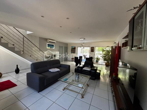 Dans un environnement calme et recherché d’Agde, proche de toutes commodités et commerces, découvrez cette magnifique villa de 148 m² habitables implantée sur une parcelle de 800 m², offrant de beaux volumes et un cadre de vie privilégié.

Dès l’entrée, vous serez séduits par la luminosité et les espaces généreux de la pièce de vie. Le vaste salon-séjour constitue le cœur de la maison et s’ouvre harmonieusement sur les espaces extérieurs. L’espace cuisine complète cet ensemble convivial, idéal pour recevoir famille et amis.

Le rez-de-chaussée accueille une belle suite parentale disposant de son dressing, de sa salle d’eau privative et de sa terrasse personnelle. Un bureau, une buanderie ainsi qu’un WC indépendant viennent compléter ce niveau.

Véritable atout de la propriété, la piscine intérieure chauffée est accessible directement depuis le séjour ou depuis la terrasse couverte grâce à de larges baies vitrées. Cet espace de détente permet de profiter des plaisirs de la baignade toute l’année, dans un confort absolu.

À l’étage, vous découvrirez trois belles chambres, dont une bénéficiant de sa propre terrasse, ainsi qu’une salle d’eau et un WC indépendant.

Côté extérieur, le terrain de 800 m² offre un environnement agréable et facile à vivre. La propriété dispose également de deux garages de 28 m², dont un équipé d’une mezzanine offrant un espace de stockage supplémentaire.

Les menuiseries en double vitrage, la climatisation et le portail électrique viennent compléter les prestations de cette villa pensée pour le confort du quotidien.

Cette maison réunit tous les critères recherchés : volumes, fonctionnalité, espaces extérieurs, suite parentale de plain-pied et piscine intérieure chauffée.

Une opportunité rare sur le secteur d’Agde, à découvrir sans tarder.

📞 Contactez-nous dès aujourd’hui pour organiser une visite.