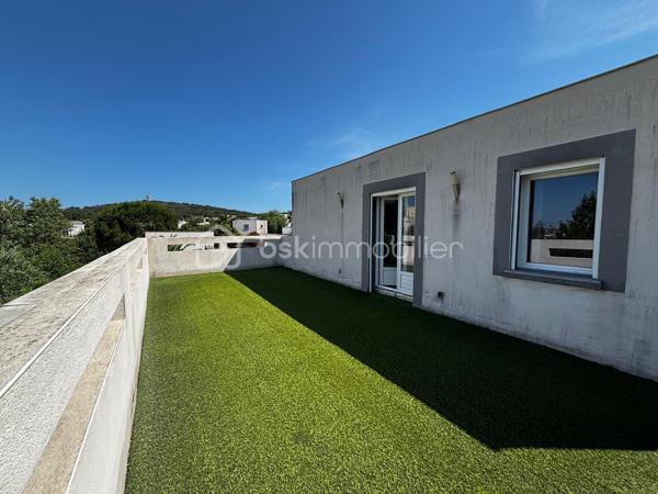 Dans un environnement calme et recherché d’Agde, proche de toutes commodités et commerces, découvrez cette magnifique villa de 148 m² habitables implantée sur une parcelle de 800 m², offrant de beaux volumes et un cadre de vie privilégié.

Dès l’entrée, vous serez séduits par la luminosité et les espaces généreux de la pièce de vie. Le vaste salon-séjour constitue le cœur de la maison et s’ouvre harmonieusement sur les espaces extérieurs. L’espace cuisine complète cet ensemble convivial, idéal pour recevoir famille et amis.

Le rez-de-chaussée accueille une belle suite parentale disposant de son dressing, de sa salle d’eau privative et de sa terrasse personnelle. Un bureau, une buanderie ainsi qu’un WC indépendant viennent compléter ce niveau.

Véritable atout de la propriété, la piscine intérieure chauffée est accessible directement depuis le séjour ou depuis la terrasse couverte grâce à de larges baies vitrées. Cet espace de détente permet de profiter des plaisirs de la baignade toute l’année, dans un confort absolu.

À l’étage, vous découvrirez trois belles chambres, dont une bénéficiant de sa propre terrasse, ainsi qu’une salle d’eau et un WC indépendant.

Côté extérieur, le terrain de 800 m² offre un environnement agréable et facile à vivre. La propriété dispose également de deux garages de 28 m², dont un équipé d’une mezzanine offrant un espace de stockage supplémentaire.

Les menuiseries en double vitrage, la climatisation et le portail électrique viennent compléter les prestations de cette villa pensée pour le confort du quotidien.

Cette maison réunit tous les critères recherchés : volumes, fonctionnalité, espaces extérieurs, suite parentale de plain-pied et piscine intérieure chauffée.

Une opportunité rare sur le secteur d’Agde, à découvrir sans tarder.

📞 Contactez-nous dès aujourd’hui pour organiser une visite.