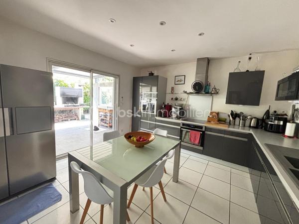 Dans un environnement calme et recherché d’Agde, proche de toutes commodités et commerces, découvrez cette magnifique villa de 148 m² habitables implantée sur une parcelle de 800 m², offrant de beaux volumes et un cadre de vie privilégié.

Dès l’entrée, vous serez séduits par la luminosité et les espaces généreux de la pièce de vie. Le vaste salon-séjour constitue le cœur de la maison et s’ouvre harmonieusement sur les espaces extérieurs. L’espace cuisine complète cet ensemble convivial, idéal pour recevoir famille et amis.

Le rez-de-chaussée accueille une belle suite parentale disposant de son dressing, de sa salle d’eau privative et de sa terrasse personnelle. Un bureau, une buanderie ainsi qu’un WC indépendant viennent compléter ce niveau.

Véritable atout de la propriété, la piscine intérieure chauffée est accessible directement depuis le séjour ou depuis la terrasse couverte grâce à de larges baies vitrées. Cet espace de détente permet de profiter des plaisirs de la baignade toute l’année, dans un confort absolu.

À l’étage, vous découvrirez trois belles chambres, dont une bénéficiant de sa propre terrasse, ainsi qu’une salle d’eau et un WC indépendant.

Côté extérieur, le terrain de 800 m² offre un environnement agréable et facile à vivre. La propriété dispose également de deux garages de 28 m², dont un équipé d’une mezzanine offrant un espace de stockage supplémentaire.

Les menuiseries en double vitrage, la climatisation et le portail électrique viennent compléter les prestations de cette villa pensée pour le confort du quotidien.

Cette maison réunit tous les critères recherchés : volumes, fonctionnalité, espaces extérieurs, suite parentale de plain-pied et piscine intérieure chauffée.

Une opportunité rare sur le secteur d’Agde, à découvrir sans tarder.

📞 Contactez-nous dès aujourd’hui pour organiser une visite.
