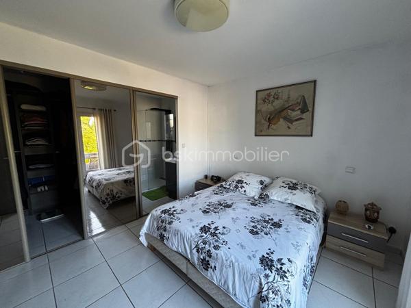 Dans un environnement calme et recherché d’Agde, proche de toutes commodités et commerces, découvrez cette magnifique villa de 148 m² habitables implantée sur une parcelle de 800 m², offrant de beaux volumes et un cadre de vie privilégié.

Dès l’entrée, vous serez séduits par la luminosité et les espaces généreux de la pièce de vie. Le vaste salon-séjour constitue le cœur de la maison et s’ouvre harmonieusement sur les espaces extérieurs. L’espace cuisine complète cet ensemble convivial, idéal pour recevoir famille et amis.

Le rez-de-chaussée accueille une belle suite parentale disposant de son dressing, de sa salle d’eau privative et de sa terrasse personnelle. Un bureau, une buanderie ainsi qu’un WC indépendant viennent compléter ce niveau.

Véritable atout de la propriété, la piscine intérieure chauffée est accessible directement depuis le séjour ou depuis la terrasse couverte grâce à de larges baies vitrées. Cet espace de détente permet de profiter des plaisirs de la baignade toute l’année, dans un confort absolu.

À l’étage, vous découvrirez trois belles chambres, dont une bénéficiant de sa propre terrasse, ainsi qu’une salle d’eau et un WC indépendant.

Côté extérieur, le terrain de 800 m² offre un environnement agréable et facile à vivre. La propriété dispose également de deux garages de 28 m², dont un équipé d’une mezzanine offrant un espace de stockage supplémentaire.

Les menuiseries en double vitrage, la climatisation et le portail électrique viennent compléter les prestations de cette villa pensée pour le confort du quotidien.

Cette maison réunit tous les critères recherchés : volumes, fonctionnalité, espaces extérieurs, suite parentale de plain-pied et piscine intérieure chauffée.

Une opportunité rare sur le secteur d’Agde, à découvrir sans tarder.

📞 Contactez-nous dès aujourd’hui pour organiser une visite.