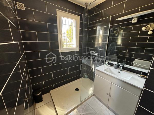 Dans un environnement calme et recherché d’Agde, proche de toutes commodités et commerces, découvrez cette magnifique villa de 148 m² habitables implantée sur une parcelle de 800 m², offrant de beaux volumes et un cadre de vie privilégié.

Dès l’entrée, vous serez séduits par la luminosité et les espaces généreux de la pièce de vie. Le vaste salon-séjour constitue le cœur de la maison et s’ouvre harmonieusement sur les espaces extérieurs. L’espace cuisine complète cet ensemble convivial, idéal pour recevoir famille et amis.

Le rez-de-chaussée accueille une belle suite parentale disposant de son dressing, de sa salle d’eau privative et de sa terrasse personnelle. Un bureau, une buanderie ainsi qu’un WC indépendant viennent compléter ce niveau.

Véritable atout de la propriété, la piscine intérieure chauffée est accessible directement depuis le séjour ou depuis la terrasse couverte grâce à de larges baies vitrées. Cet espace de détente permet de profiter des plaisirs de la baignade toute l’année, dans un confort absolu.

À l’étage, vous découvrirez trois belles chambres, dont une bénéficiant de sa propre terrasse, ainsi qu’une salle d’eau et un WC indépendant.

Côté extérieur, le terrain de 800 m² offre un environnement agréable et facile à vivre. La propriété dispose également de deux garages de 28 m², dont un équipé d’une mezzanine offrant un espace de stockage supplémentaire.

Les menuiseries en double vitrage, la climatisation et le portail électrique viennent compléter les prestations de cette villa pensée pour le confort du quotidien.

Cette maison réunit tous les critères recherchés : volumes, fonctionnalité, espaces extérieurs, suite parentale de plain-pied et piscine intérieure chauffée.

Une opportunité rare sur le secteur d’Agde, à découvrir sans tarder.

📞 Contactez-nous dès aujourd’hui pour organiser une visite.