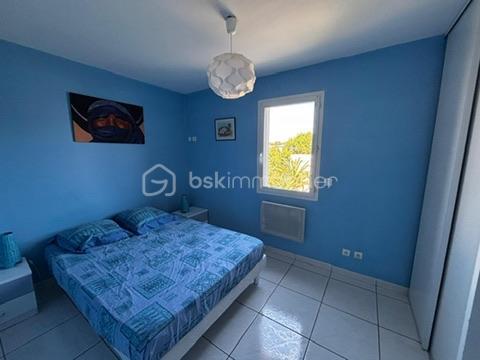 Dans un environnement calme et recherché d’Agde, proche de toutes commodités et commerces, découvrez cette magnifique villa de 148 m² habitables implantée sur une parcelle de 800 m², offrant de beaux volumes et un cadre de vie privilégié.

Dès l’entrée, vous serez séduits par la luminosité et les espaces généreux de la pièce de vie. Le vaste salon-séjour constitue le cœur de la maison et s’ouvre harmonieusement sur les espaces extérieurs. L’espace cuisine complète cet ensemble convivial, idéal pour recevoir famille et amis.

Le rez-de-chaussée accueille une belle suite parentale disposant de son dressing, de sa salle d’eau privative et de sa terrasse personnelle. Un bureau, une buanderie ainsi qu’un WC indépendant viennent compléter ce niveau.

Véritable atout de la propriété, la piscine intérieure chauffée est accessible directement depuis le séjour ou depuis la terrasse couverte grâce à de larges baies vitrées. Cet espace de détente permet de profiter des plaisirs de la baignade toute l’année, dans un confort absolu.

À l’étage, vous découvrirez trois belles chambres, dont une bénéficiant de sa propre terrasse, ainsi qu’une salle d’eau et un WC indépendant.

Côté extérieur, le terrain de 800 m² offre un environnement agréable et facile à vivre. La propriété dispose également de deux garages de 28 m², dont un équipé d’une mezzanine offrant un espace de stockage supplémentaire.

Les menuiseries en double vitrage, la climatisation et le portail électrique viennent compléter les prestations de cette villa pensée pour le confort du quotidien.

Cette maison réunit tous les critères recherchés : volumes, fonctionnalité, espaces extérieurs, suite parentale de plain-pied et piscine intérieure chauffée.

Une opportunité rare sur le secteur d’Agde, à découvrir sans tarder.

📞 Contactez-nous dès aujourd’hui pour organiser une visite.