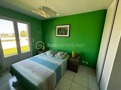 Dans un environnement calme et recherché d’Agde, proche de toutes commodités et commerces, découvrez cette magnifique villa de 148 m² habitables implantée sur une parcelle de 800 m², offrant de beaux volumes et un cadre de vie privilégié.

Dès l’entrée, vous serez séduits par la luminosité et les espaces généreux de la pièce de vie. Le vaste salon-séjour constitue le cœur de la maison et s’ouvre harmonieusement sur les espaces extérieurs. L’espace cuisine complète cet ensemble convivial, idéal pour recevoir famille et amis.

Le rez-de-chaussée accueille une belle suite parentale disposant de son dressing, de sa salle d’eau privative et de sa terrasse personnelle. Un bureau, une buanderie ainsi qu’un WC indépendant viennent compléter ce niveau.

Véritable atout de la propriété, la piscine intérieure chauffée est accessible directement depuis le séjour ou depuis la terrasse couverte grâce à de larges baies vitrées. Cet espace de détente permet de profiter des plaisirs de la baignade toute l’année, dans un confort absolu.

À l’étage, vous découvrirez trois belles chambres, dont une bénéficiant de sa propre terrasse, ainsi qu’une salle d’eau et un WC indépendant.

Côté extérieur, le terrain de 800 m² offre un environnement agréable et facile à vivre. La propriété dispose également de deux garages de 28 m², dont un équipé d’une mezzanine offrant un espace de stockage supplémentaire.

Les menuiseries en double vitrage, la climatisation et le portail électrique viennent compléter les prestations de cette villa pensée pour le confort du quotidien.

Cette maison réunit tous les critères recherchés : volumes, fonctionnalité, espaces extérieurs, suite parentale de plain-pied et piscine intérieure chauffée.

Une opportunité rare sur le secteur d’Agde, à découvrir sans tarder.

📞 Contactez-nous dès aujourd’hui pour organiser une visite.