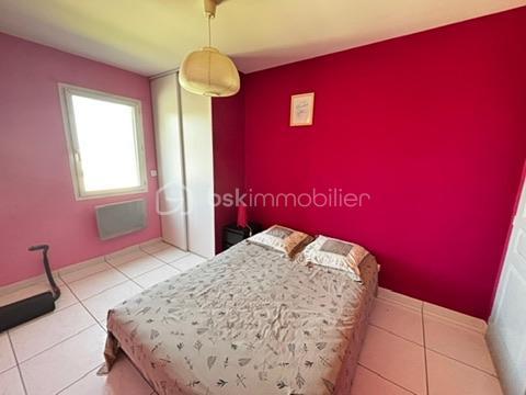 Dans un environnement calme et recherché d’Agde, proche de toutes commodités et commerces, découvrez cette magnifique villa de 148 m² habitables implantée sur une parcelle de 800 m², offrant de beaux volumes et un cadre de vie privilégié.

Dès l’entrée, vous serez séduits par la luminosité et les espaces généreux de la pièce de vie. Le vaste salon-séjour constitue le cœur de la maison et s’ouvre harmonieusement sur les espaces extérieurs. L’espace cuisine complète cet ensemble convivial, idéal pour recevoir famille et amis.

Le rez-de-chaussée accueille une belle suite parentale disposant de son dressing, de sa salle d’eau privative et de sa terrasse personnelle. Un bureau, une buanderie ainsi qu’un WC indépendant viennent compléter ce niveau.

Véritable atout de la propriété, la piscine intérieure chauffée est accessible directement depuis le séjour ou depuis la terrasse couverte grâce à de larges baies vitrées. Cet espace de détente permet de profiter des plaisirs de la baignade toute l’année, dans un confort absolu.

À l’étage, vous découvrirez trois belles chambres, dont une bénéficiant de sa propre terrasse, ainsi qu’une salle d’eau et un WC indépendant.

Côté extérieur, le terrain de 800 m² offre un environnement agréable et facile à vivre. La propriété dispose également de deux garages de 28 m², dont un équipé d’une mezzanine offrant un espace de stockage supplémentaire.

Les menuiseries en double vitrage, la climatisation et le portail électrique viennent compléter les prestations de cette villa pensée pour le confort du quotidien.

Cette maison réunit tous les critères recherchés : volumes, fonctionnalité, espaces extérieurs, suite parentale de plain-pied et piscine intérieure chauffée.

Une opportunité rare sur le secteur d’Agde, à découvrir sans tarder.

📞 Contactez-nous dès aujourd’hui pour organiser une visite.