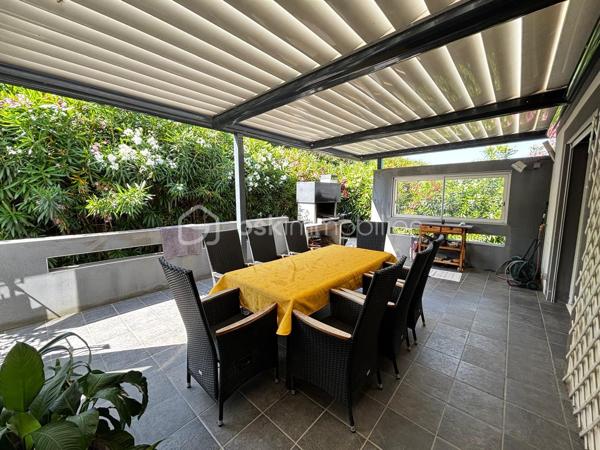 Dans un environnement calme et recherché d’Agde, proche de toutes commodités et commerces, découvrez cette magnifique villa de 148 m² habitables implantée sur une parcelle de 800 m², offrant de beaux volumes et un cadre de vie privilégié.

Dès l’entrée, vous serez séduits par la luminosité et les espaces généreux de la pièce de vie. Le vaste salon-séjour constitue le cœur de la maison et s’ouvre harmonieusement sur les espaces extérieurs. L’espace cuisine complète cet ensemble convivial, idéal pour recevoir famille et amis.

Le rez-de-chaussée accueille une belle suite parentale disposant de son dressing, de sa salle d’eau privative et de sa terrasse personnelle. Un bureau, une buanderie ainsi qu’un WC indépendant viennent compléter ce niveau.

Véritable atout de la propriété, la piscine intérieure chauffée est accessible directement depuis le séjour ou depuis la terrasse couverte grâce à de larges baies vitrées. Cet espace de détente permet de profiter des plaisirs de la baignade toute l’année, dans un confort absolu.

À l’étage, vous découvrirez trois belles chambres, dont une bénéficiant de sa propre terrasse, ainsi qu’une salle d’eau et un WC indépendant.

Côté extérieur, le terrain de 800 m² offre un environnement agréable et facile à vivre. La propriété dispose également de deux garages de 28 m², dont un équipé d’une mezzanine offrant un espace de stockage supplémentaire.

Les menuiseries en double vitrage, la climatisation et le portail électrique viennent compléter les prestations de cette villa pensée pour le confort du quotidien.

Cette maison réunit tous les critères recherchés : volumes, fonctionnalité, espaces extérieurs, suite parentale de plain-pied et piscine intérieure chauffée.

Une opportunité rare sur le secteur d’Agde, à découvrir sans tarder.

📞 Contactez-nous dès aujourd’hui pour organiser une visite.