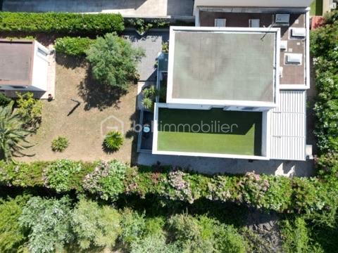 Dans un environnement calme et recherché d’Agde, proche de toutes commodités et commerces, découvrez cette magnifique villa de 148 m² habitables implantée sur une parcelle de 800 m², offrant de beaux volumes et un cadre de vie privilégié.

Dès l’entrée, vous serez séduits par la luminosité et les espaces généreux de la pièce de vie. Le vaste salon-séjour constitue le cœur de la maison et s’ouvre harmonieusement sur les espaces extérieurs. L’espace cuisine complète cet ensemble convivial, idéal pour recevoir famille et amis.

Le rez-de-chaussée accueille une belle suite parentale disposant de son dressing, de sa salle d’eau privative et de sa terrasse personnelle. Un bureau, une buanderie ainsi qu’un WC indépendant viennent compléter ce niveau.

Véritable atout de la propriété, la piscine intérieure chauffée est accessible directement depuis le séjour ou depuis la terrasse couverte grâce à de larges baies vitrées. Cet espace de détente permet de profiter des plaisirs de la baignade toute l’année, dans un confort absolu.

À l’étage, vous découvrirez trois belles chambres, dont une bénéficiant de sa propre terrasse, ainsi qu’une salle d’eau et un WC indépendant.

Côté extérieur, le terrain de 800 m² offre un environnement agréable et facile à vivre. La propriété dispose également de deux garages de 28 m², dont un équipé d’une mezzanine offrant un espace de stockage supplémentaire.

Les menuiseries en double vitrage, la climatisation et le portail électrique viennent compléter les prestations de cette villa pensée pour le confort du quotidien.

Cette maison réunit tous les critères recherchés : volumes, fonctionnalité, espaces extérieurs, suite parentale de plain-pied et piscine intérieure chauffée.

Une opportunité rare sur le secteur d’Agde, à découvrir sans tarder.

📞 Contactez-nous dès aujourd’hui pour organiser une visite.