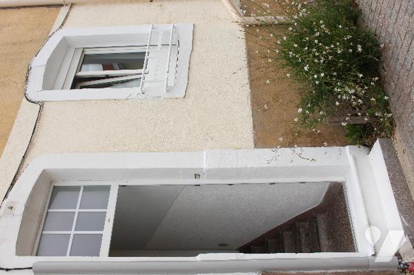 Maison mitoyenne de deux côtés proche du centre ville et des commerces.