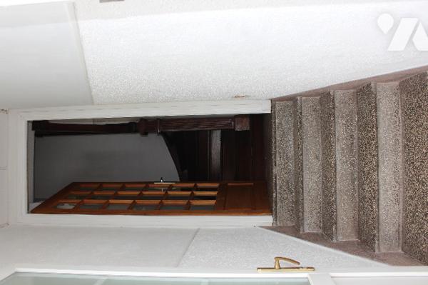 Maison mitoyenne de deux côtés proche du centre ville et des commerces.