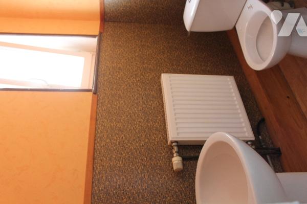 Maison mitoyenne de deux côtés proche du centre ville et des commerces.