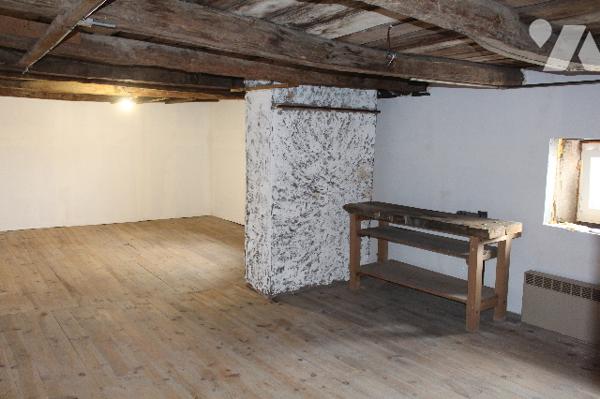 Maison mitoyenne de deux côtés proche du centre ville et des commerces.