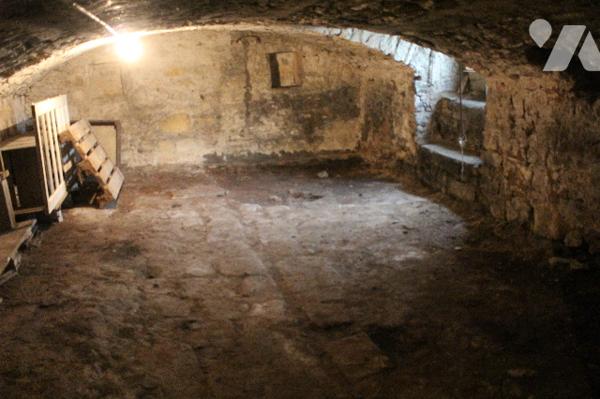 Maison mitoyenne de deux côtés proche du centre ville et des commerces.