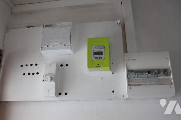 Maison mitoyenne de deux côtés proche du centre ville et des commerces.