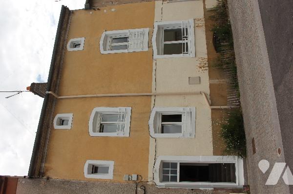Maison mitoyenne de deux côtés proche du centre ville et des commerces.