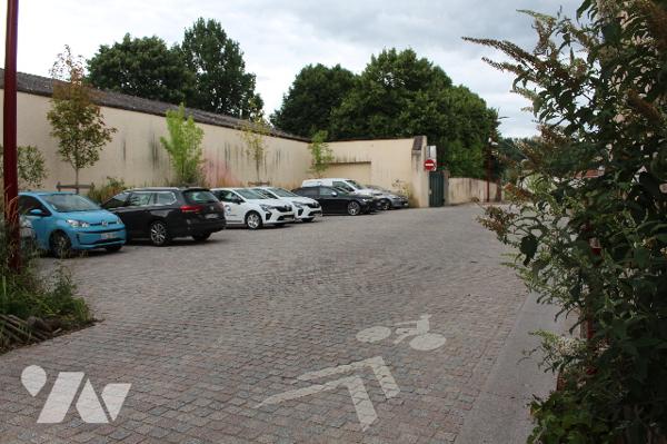 Maison mitoyenne de deux côtés proche du centre ville et des commerces.