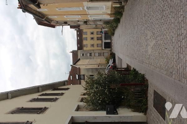 Maison mitoyenne de deux côtés proche du centre ville et des commerces.