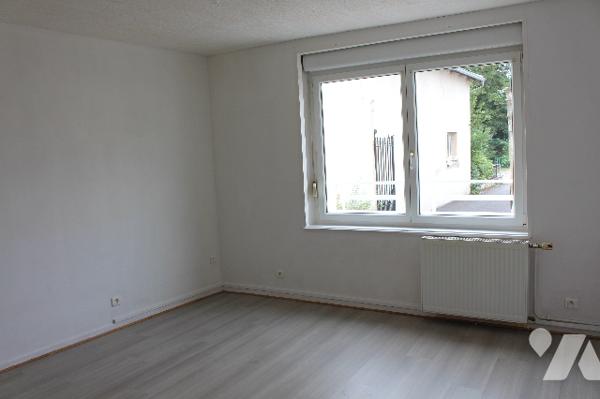 Maison mitoyenne de deux côtés proche du centre ville et des commerces.