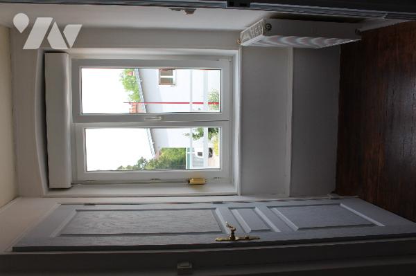 Maison mitoyenne de deux côtés proche du centre ville et des commerces.