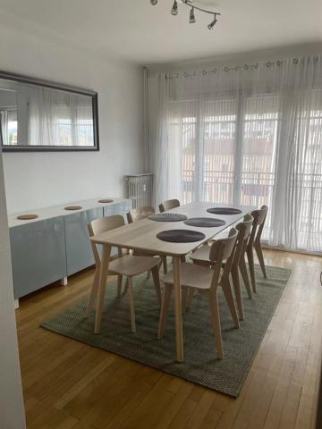 Location                                                      Appartement
                        
                     4 pièces                      86 m2                     à Villeurbanne