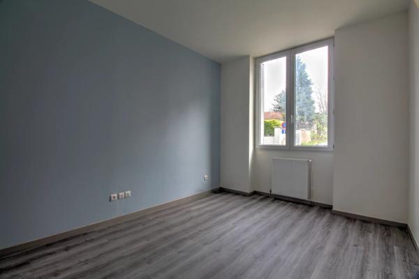 Location                                                      Appartement
                        
                     3 pièces                      87 m2                     à Le Chambon-Feugerolles