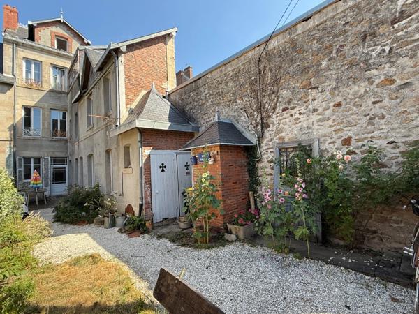 EN EXCLUSIVITE ! Maison de ville de caractère 242m², 4 chambres, avec jardin 147 000 €