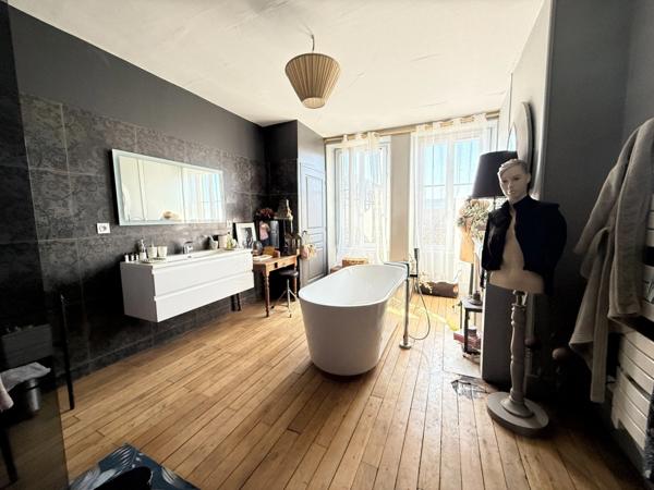 EN EXCLUSIVITE ! Maison de ville de caractère 242m², 4 chambres, avec jardin 147 000 €