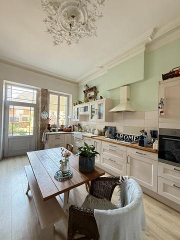 EN EXCLUSIVITE ! Maison de ville de caractère 242m², 4 chambres, avec jardin 147 000 €