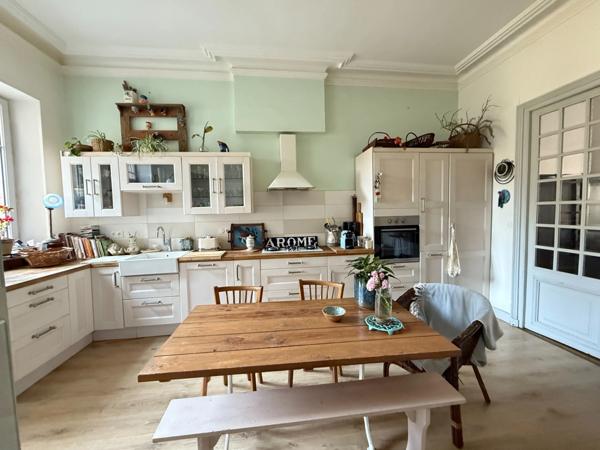 EN EXCLUSIVITE ! Maison de ville de caractère 242m², 4 chambres, avec jardin 147 000 €