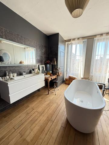 EN EXCLUSIVITE ! Maison de ville de caractère 242m², 4 chambres, avec jardin 147 000 €