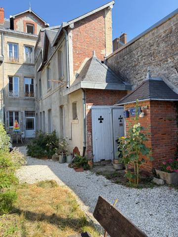 EN EXCLUSIVITE ! Maison de ville de caractère 242m², 4 chambres, avec jardin 147 000 €