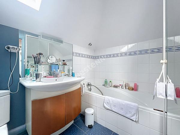 Nantes Saint Pasquier / Maison non mitoyenne 3 chambres et bureau / beau jardin sud-ouest /