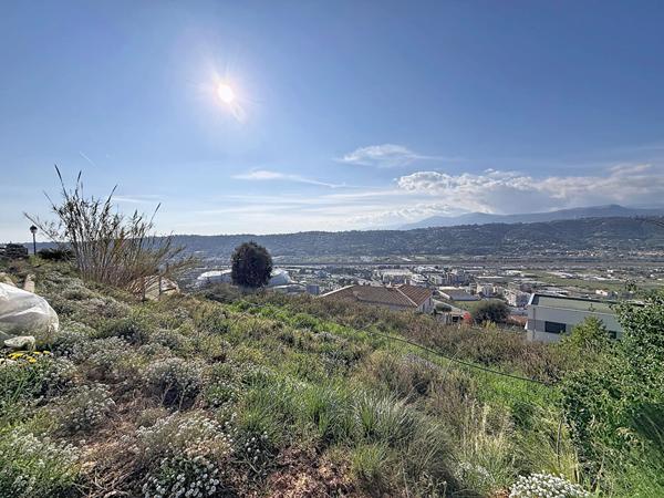 Terrain constructible de 2 500 m² ? Aux portes de Nice
