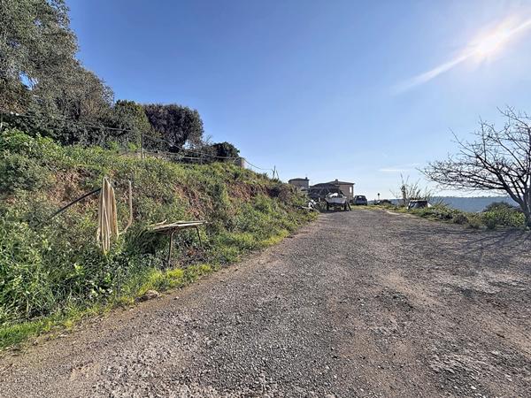 Terrain constructible de 2 500 m² ? Aux portes de Nice