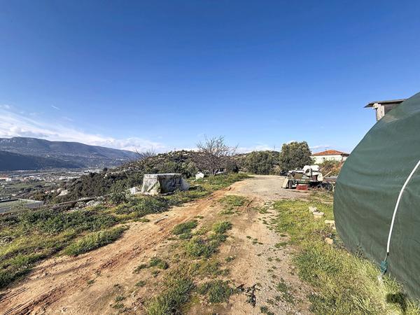 Terrain constructible de 2 500 m² ? Aux portes de Nice