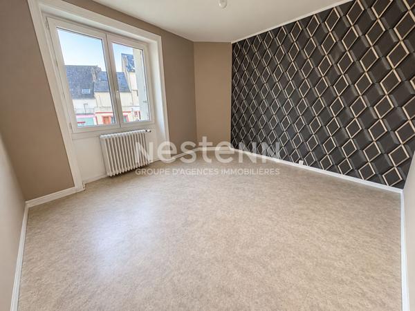 À Vendre - Appartement de 86 m²- 3 chambres en centre-ville de Locminé avec cour privative