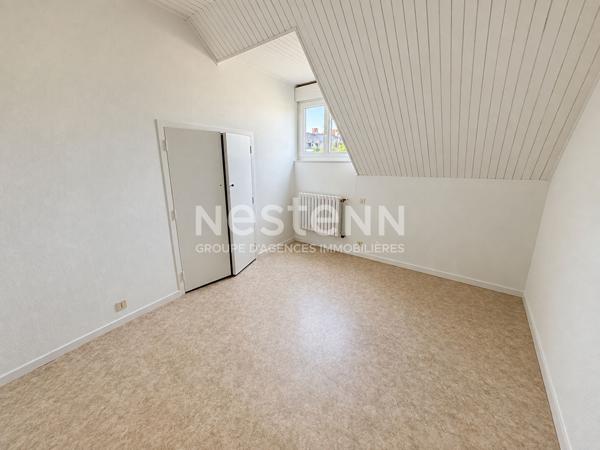 À Vendre - Appartement de 86 m²- 3 chambres en centre-ville de Locminé avec cour privative