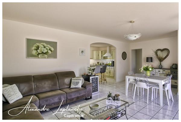 Dpt Tarn et Garonne (82), Maison de plain-pied parfaitement entretenue, au calme, avec piscine, garage et commerces accessibles à pied, à SAINT ETIENNE DE TULMONT.