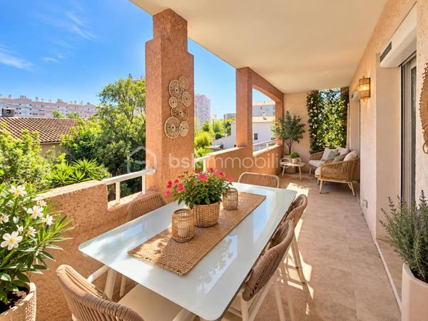 Sur le secteur de La Garde, à proximité de tous les commerces et commodités, venez découvrir ce bel appartement T2 de 36 m², entièrement rénové climatisé.

Situé au 1er étage avec ascenseur, au calme et bénéficiant d’une vue dégagée sur le château de La Garde, il profite d’une belle exposition Sud / Sud-Est.

Il se compose d’une entrée, d’une cuisine ouverte sur un agréable salon-séjour donnant accès à une terrasse de 13 m², d’une chambre, d’une salle d’eau avec douche à l’italienne et d’une grande buanderie comprenant de nombreux rangements .

Appartement particulièrement fonctionnel.

Les atouts :

Entièrement rénové
Terrasse de 13 m²
Belle exposition Sud / Sud-Est
Vue dégagée et environnement calme
Ascenseur
Grande buanderie
Nombreux rangements
Stationnement aisé dans la copropriété
Commerces et commodités à proximité

Un appartement agréable et fonctionnel, idéal pour une résidence principale ou un investissement locatif.