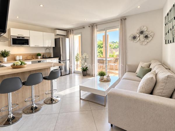 Sur le secteur de La Garde, à proximité de tous les commerces et commodités, venez découvrir ce bel appartement T2 de 36 m², entièrement rénové climatisé.

Situé au 1er étage avec ascenseur, au calme et bénéficiant d’une vue dégagée sur le château de La Garde, il profite d’une belle exposition Sud / Sud-Est.

Il se compose d’une entrée, d’une cuisine ouverte sur un agréable salon-séjour donnant accès à une terrasse de 13 m², d’une chambre, d’une salle d’eau avec douche à l’italienne et d’une grande buanderie comprenant de nombreux rangements .

Appartement particulièrement fonctionnel.

Les atouts :

Entièrement rénové
Terrasse de 13 m²
Belle exposition Sud / Sud-Est
Vue dégagée et environnement calme
Ascenseur
Grande buanderie
Nombreux rangements
Stationnement aisé dans la copropriété
Commerces et commodités à proximité

Un appartement agréable et fonctionnel, idéal pour une résidence principale ou un investissement locatif.