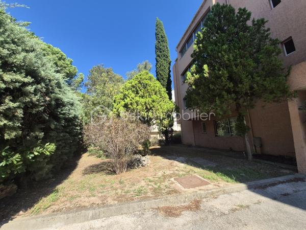 Sur le secteur de La Garde, à proximité de tous les commerces et commodités, venez découvrir ce bel appartement T2 de 36 m², entièrement rénové climatisé.

Situé au 1er étage avec ascenseur, au calme et bénéficiant d’une vue dégagée sur le château de La Garde, il profite d’une belle exposition Sud / Sud-Est.

Il se compose d’une entrée, d’une cuisine ouverte sur un agréable salon-séjour donnant accès à une terrasse de 13 m², d’une chambre, d’une salle d’eau avec douche à l’italienne et d’une grande buanderie comprenant de nombreux rangements .

Appartement particulièrement fonctionnel.

Les atouts :

Entièrement rénové
Terrasse de 13 m²
Belle exposition Sud / Sud-Est
Vue dégagée et environnement calme
Ascenseur
Grande buanderie
Nombreux rangements
Stationnement aisé dans la copropriété
Commerces et commodités à proximité

Un appartement agréable et fonctionnel, idéal pour une résidence principale ou un investissement locatif.