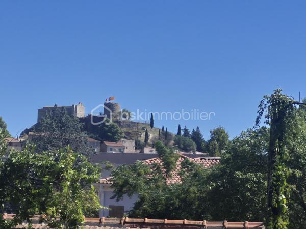 Sur le secteur de La Garde, à proximité de tous les commerces et commodités, venez découvrir ce bel appartement T2 de 36 m², entièrement rénové climatisé.

Situé au 1er étage avec ascenseur, au calme et bénéficiant d’une vue dégagée sur le château de La Garde, il profite d’une belle exposition Sud / Sud-Est.

Il se compose d’une entrée, d’une cuisine ouverte sur un agréable salon-séjour donnant accès à une terrasse de 13 m², d’une chambre, d’une salle d’eau avec douche à l’italienne et d’une grande buanderie comprenant de nombreux rangements .

Appartement particulièrement fonctionnel.

Les atouts :

Entièrement rénové
Terrasse de 13 m²
Belle exposition Sud / Sud-Est
Vue dégagée et environnement calme
Ascenseur
Grande buanderie
Nombreux rangements
Stationnement aisé dans la copropriété
Commerces et commodités à proximité

Un appartement agréable et fonctionnel, idéal pour une résidence principale ou un investissement locatif.